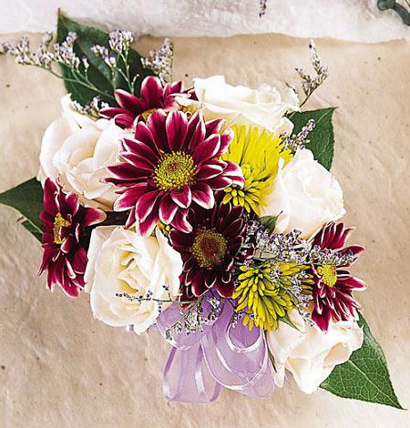 Spray rose and daisy corsage with ribbon